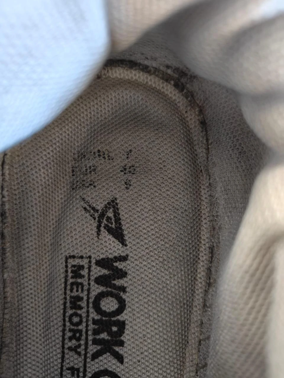 Comfortabele sneakers met een modern design – photo 7
